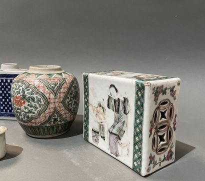 Lot vases, boîtes, oreiller en porcelaine...