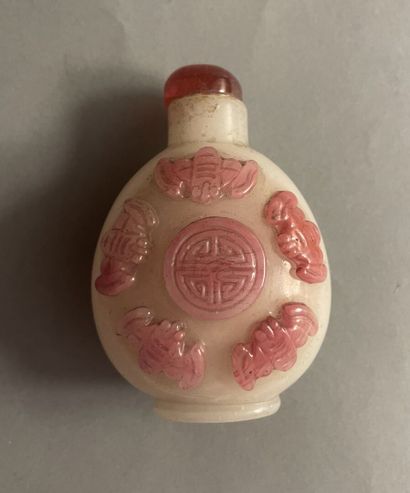 Tabatière en agate rouge et blanche, la panse...