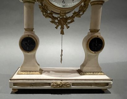 Pendule portique en marbre blanc, bronze...