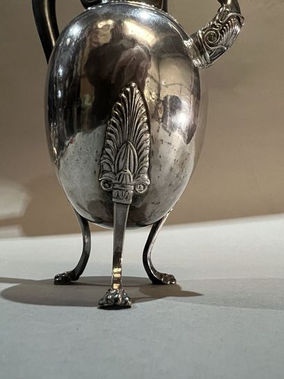 Cafetière balustre en argent, le déversoir...