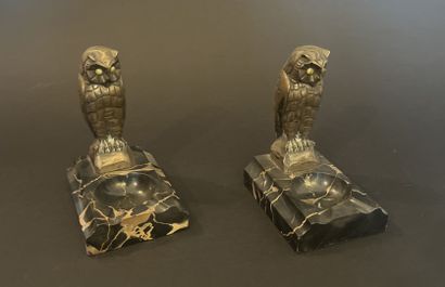 Deux cendriers en marbre portor surmonté...