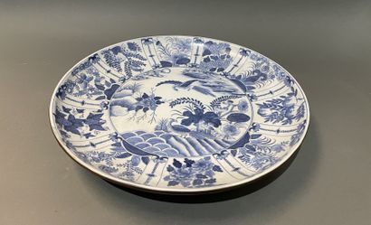 Plat en porcelaine à décors en camaïeu bleu...