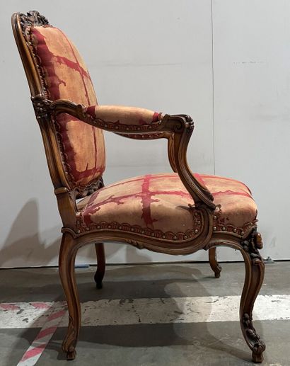Paire de grands fauteuils en noyer richement...