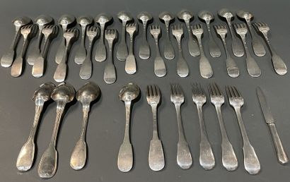 Douze couverts en argent modèle uniplat,
cinq...