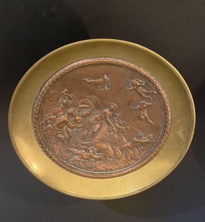 Coupe tazza à décor de putti, rinceaux et...