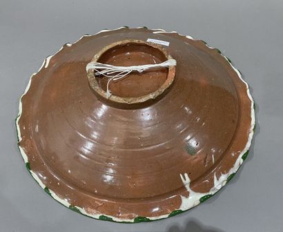Grand plat en céramique émaillée , dans le...