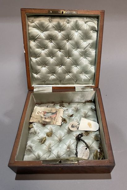 Coffret de forme carrée en placage ronce...