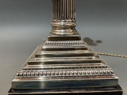 Pied de lampe en bronze argenté en forme...