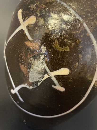 JAPON
Vase bouteille en grès émaillé noir...