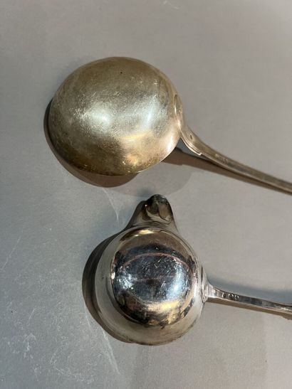 Louche à punch en argent, le manche en ébène...
