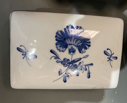 Lot de céramiques : plat en barbotine, cache-pots,...