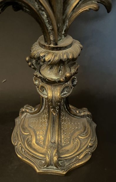 Paire de candélabres en métal à décor feuillagé...