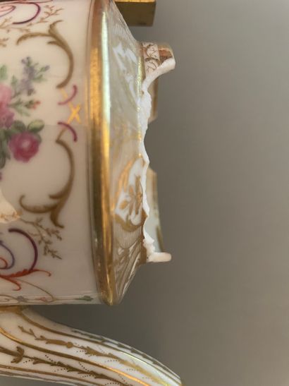 Service tête à tête en porcelaine à décor...