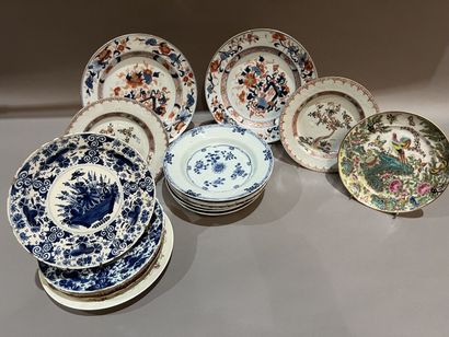 Deux assiettes en porcelaine émaillé Imari....