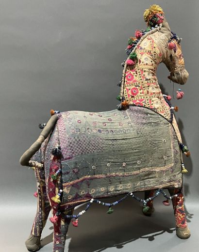 Cheval en patchwork de tissus, broderie et...
