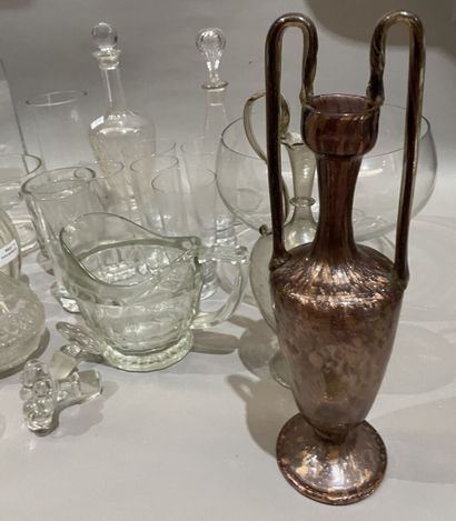Lot de verrerie : carafes, vases, coupes,...