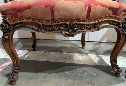 Paire de grands fauteuils en noyer richement...
