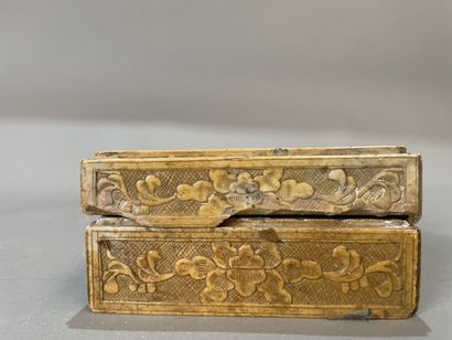 Coffret en stéatite crème le couvercle sculpté...