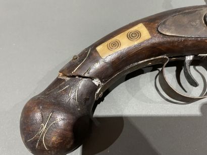 Pistolet en bois et incrustation d'os et...