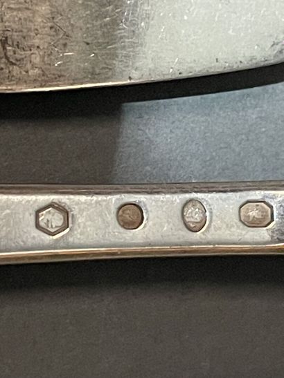 Douze couverts en argent modèle uniplat,
cinq...