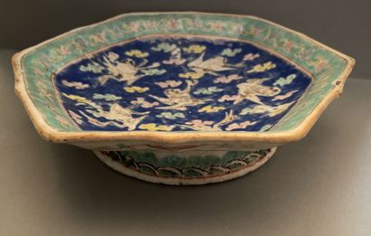 CHINE - XIXème siècle
Coupe hexagonale sur...