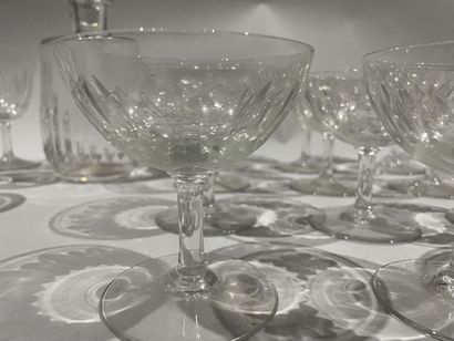 BACCARAT 
Service de verres à pied en cristal...