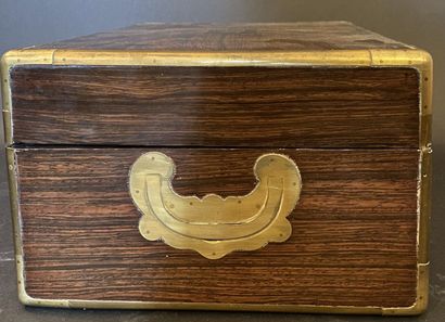Coffret de toilette en placage de palissandre...