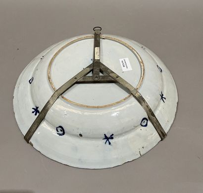 DELFT 
Plat rond en faïence à décor de camaïeu...