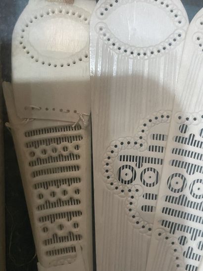 Eventail à 16 brins d'os, la feuille en papier...