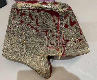 Lot de chapeaux et bijoux fantaisie de scène....