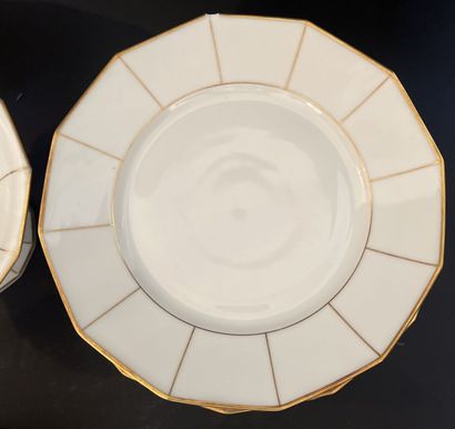 Partie de service de table en porcelaine...
