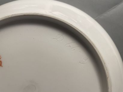 Sous-tasse en porcelaine au chiffre en dorure...