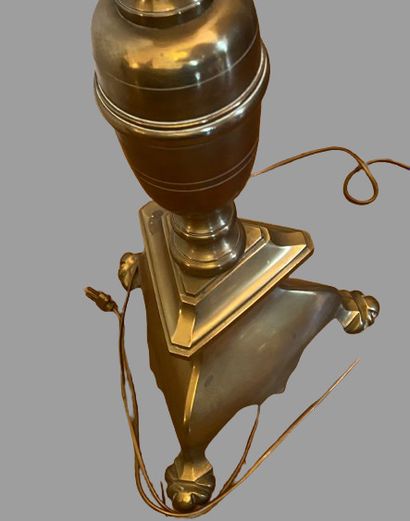 Suite de trois lampadaires en bronze formant...