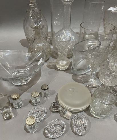 Lot de verrerie : carafes, vases, coupes,...