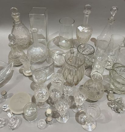 Lot de verrerie : carafes, vases, coupes,...