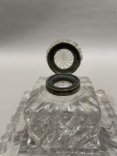 Encrier et son support en gros cristal taillé
H...