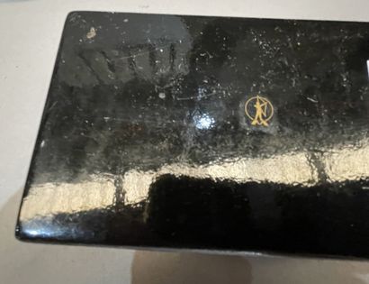 Petit lot de boîtes en faïence diverses et...