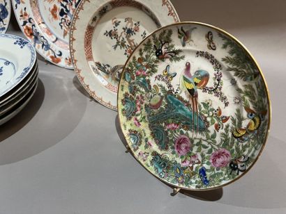 Deux assiettes en porcelaine émaillé Imari....