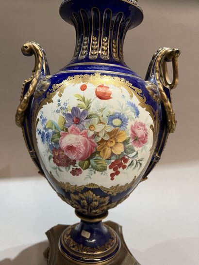 Paire de vases en porcelaine de forme balustre...