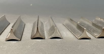 Huit porte-couteaux en argent à section triangulaire...