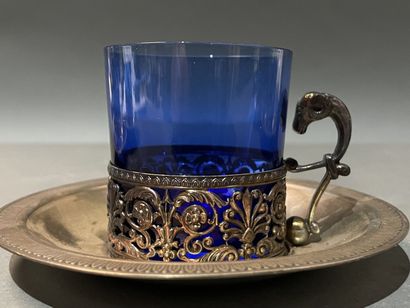 Huit montures de tasses à en métal argenté...
