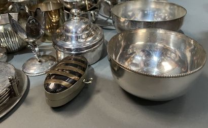 Lot de métal argenté : timbales, casseroles...
