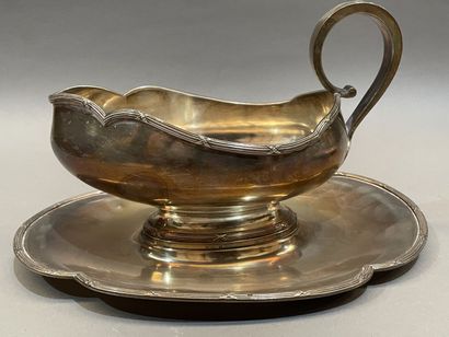 Saucière à plateau adhérent en argent. 
16...