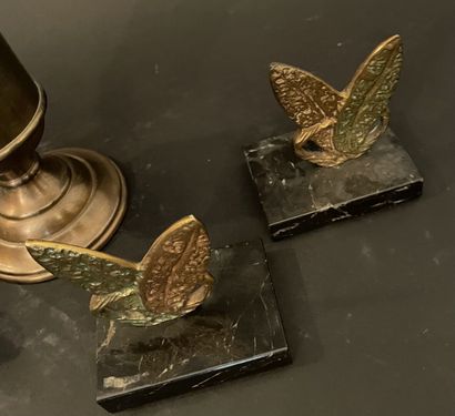 Petit lot d'objets décoratifs dont vases,...