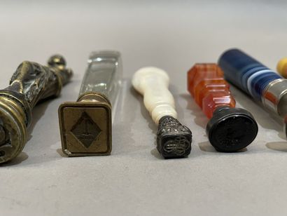 Lot de cachets en pierre dure, nacre, bronze...