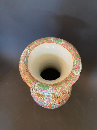 Important vase balustre en porcelaine de...