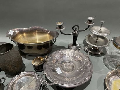 Lot de métal argenté : coupes, bougeoir et...