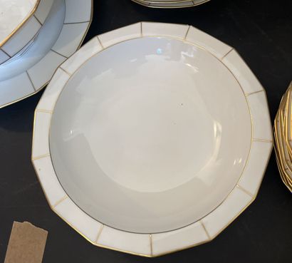 Partie de service de table en porcelaine...