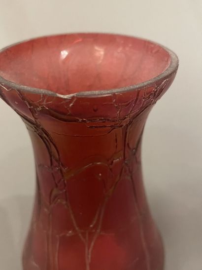 Petit vase balustre en verre irisé.
Dans...
