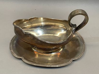 Saucière à plateau adhérent en argent. 
16...